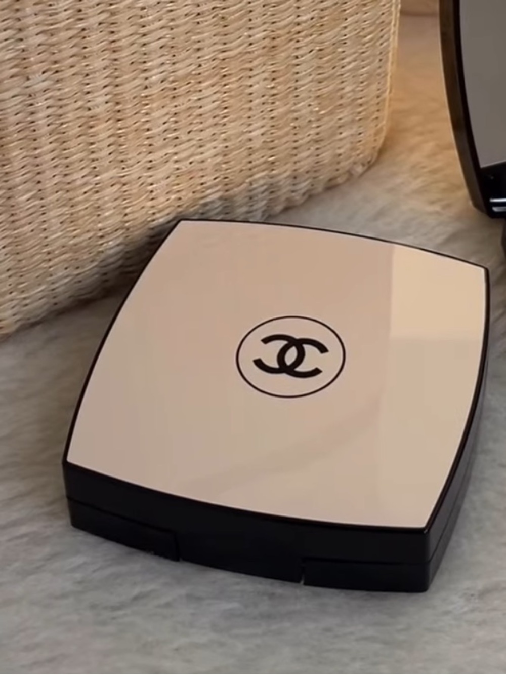 CHANEL LES BEIGES HEALTHY GLOW HIGHLIGHTING POWDER — beige gold
